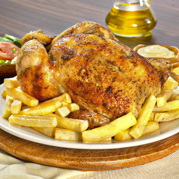 Pollo patatas ensalada y salsa