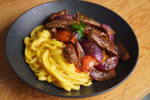 fetuccini a la huancaína con Lomo